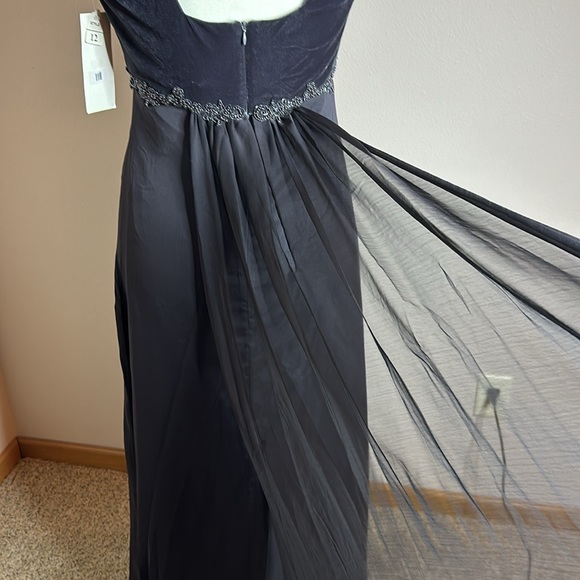 Stunning floor length formal - Picture 5 of 6